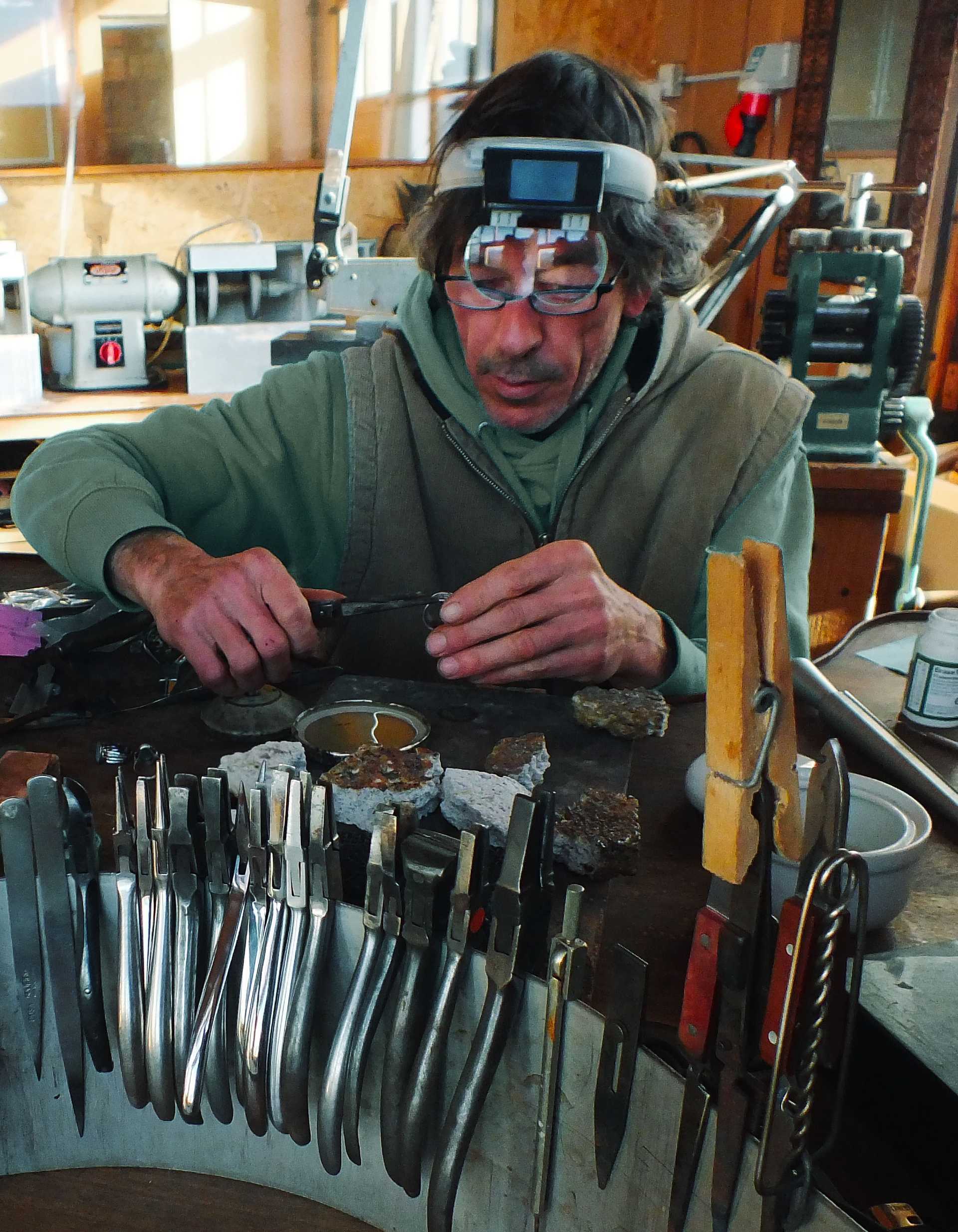 Mahesh Bijoutier, portrait dans l'atelier